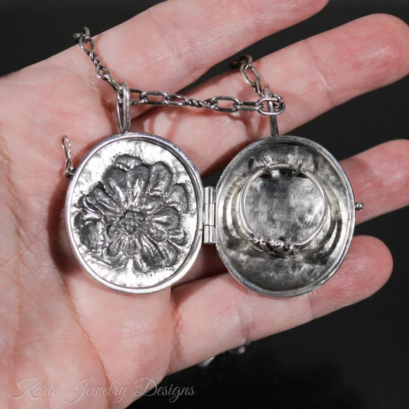 Marigold Ring Keeper Locket — Korte 