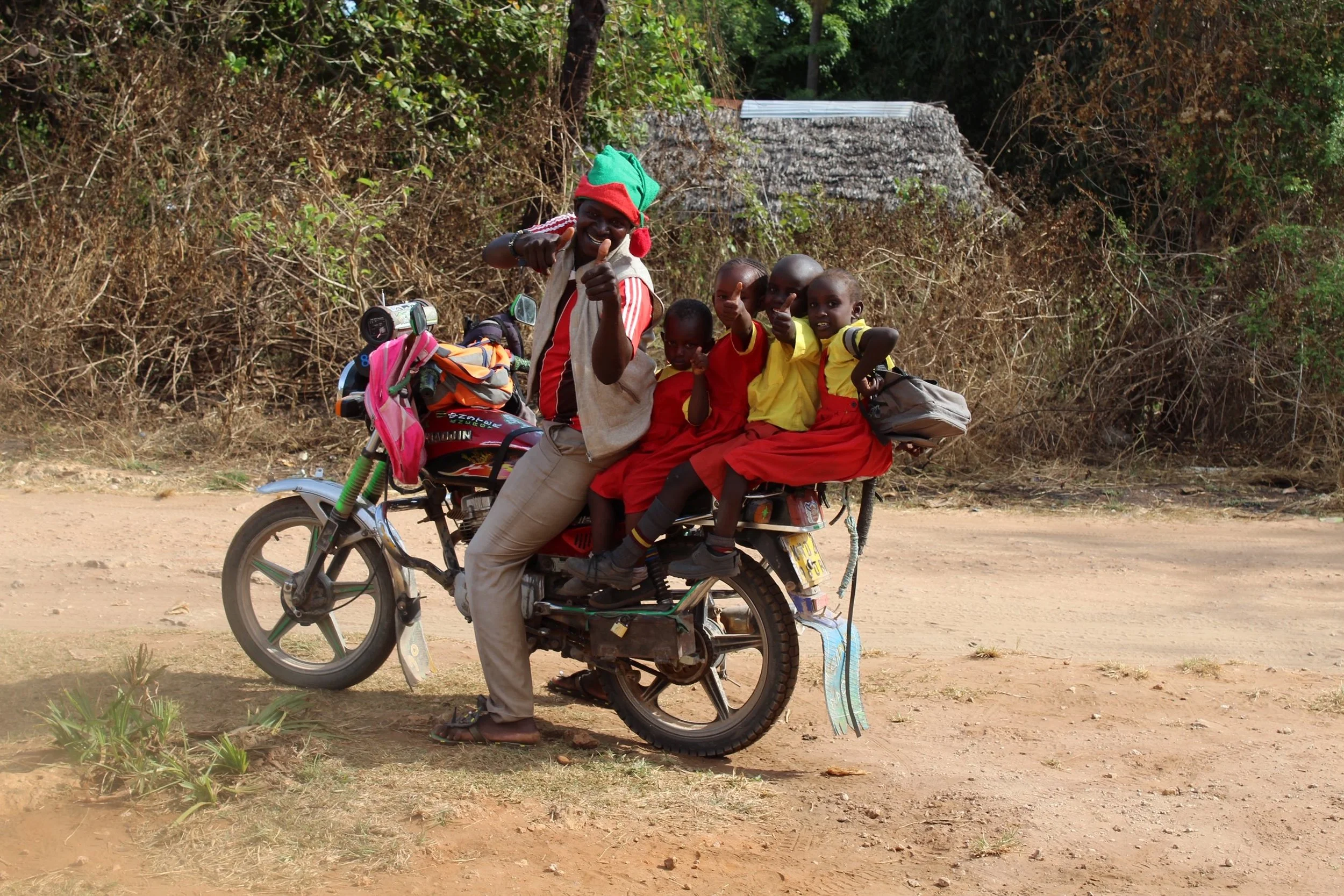 Ein Erwachsener und vier Kinder auf einem Motorrad? In Kenia kein Problem.