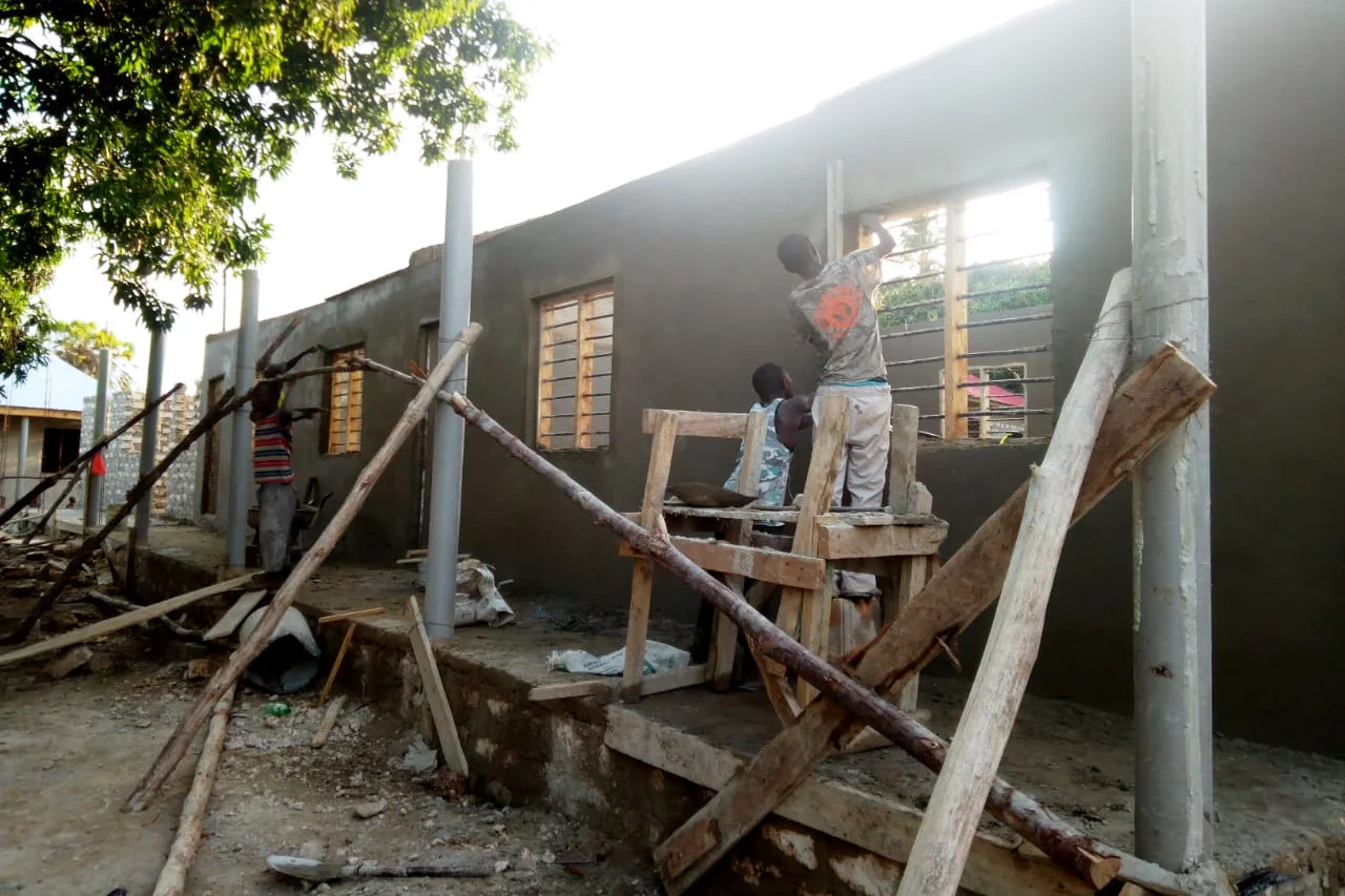 Arbeiter beim Bau der ersten Kindergartenzimmer. (Foto: Daniel Njagi Kiura)
