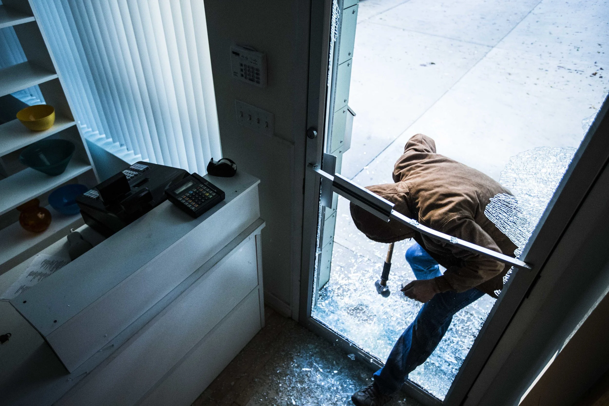 Robber-using-a-sledgehammer,-475097370_5184x3456.jpeg