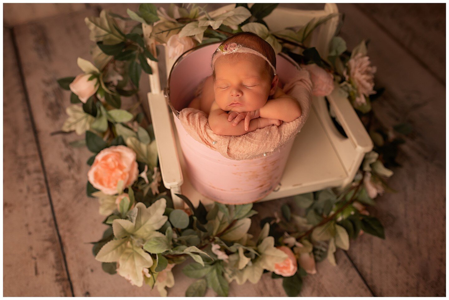 {Newborn: Gwin}

Baby grins🥰

#nashvillephotographer #newbornphotography #photography #newbornphotographer #pink #nashville #Dickson #cheatham #middletn #bucketpose
@makinsiegrace3 @shmameltoe