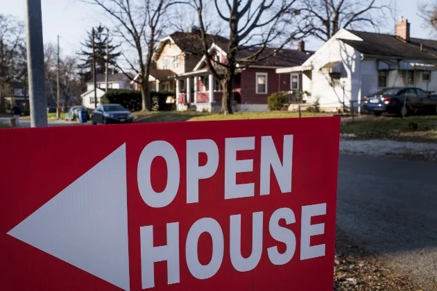 An ‘Open House’ sign in Columbus, Ohio, late last year. Mortgage rates have risen higher than many economists predicted. PHOTO: TY WRIGHT/BLOOMBERG NEWS