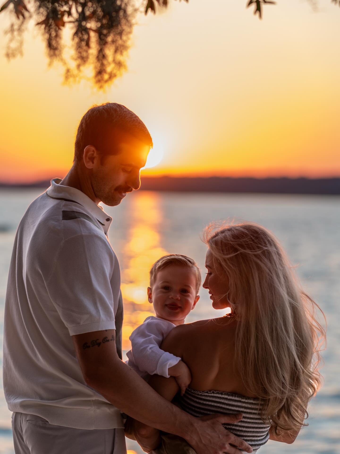 🌅Hilton Head Island Family Photography Sessions 🌅

There&rsquo;s nothing more beautiful than golden hour on Hilton Head Island&hellip; except your family enjoying it together. 🌊 Now booking sunset sessions!
Visit 👉 www.photography46llc.com or DM 