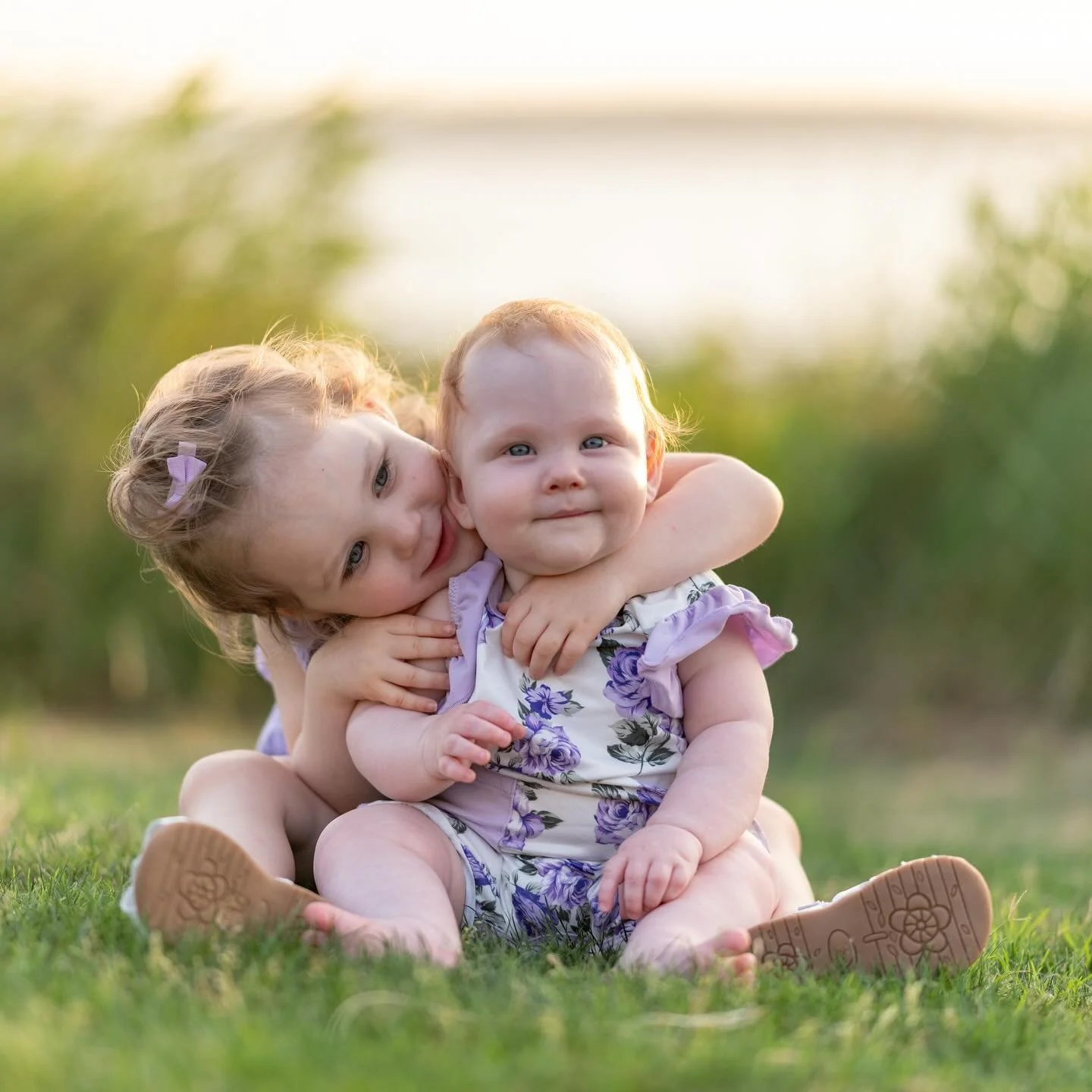 Cute kids and perfect backdrops definitely make my job easier! #sunset #happyfamily #hiltonheadisland #ilovehiltonheadisland #harbortown #seapines #dunes #beach #sunset #hiltonheadphotographer 
#familyphotography #portraitphotography #beachphotoshoot