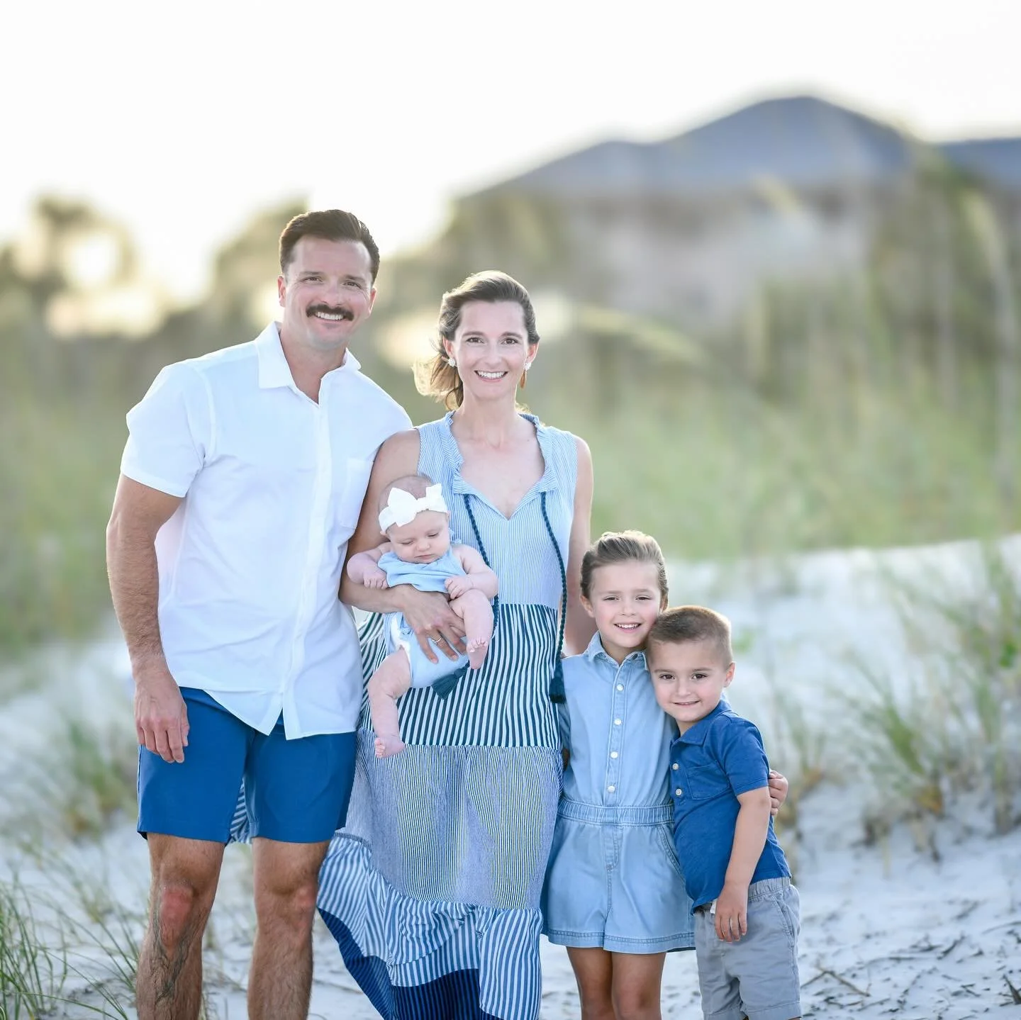 Spring and summer are just around the corner!Reserve a session before it&rsquo;s too late.  #sunset #happyfamily #hiltonheadisland #ilovehiltonheadisland #dunes #beach #sunset #hiltonheadphotographer 
#familyphotography #portraitphotography #beachpho