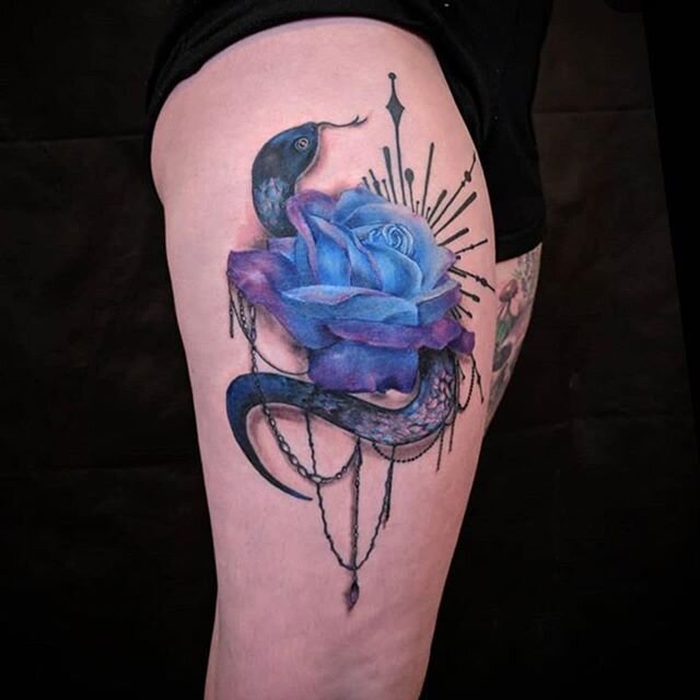 An all time favorite!
🐍 🥀 💙
&bull;
Must tattoo now.....
&bull;
&bull;
#worldfamousmonkeyhousecustoms #inkedup #ladytattooers #ladyboss #coronasucks #rosetattoo #snaketattoo #stowevermont #artist