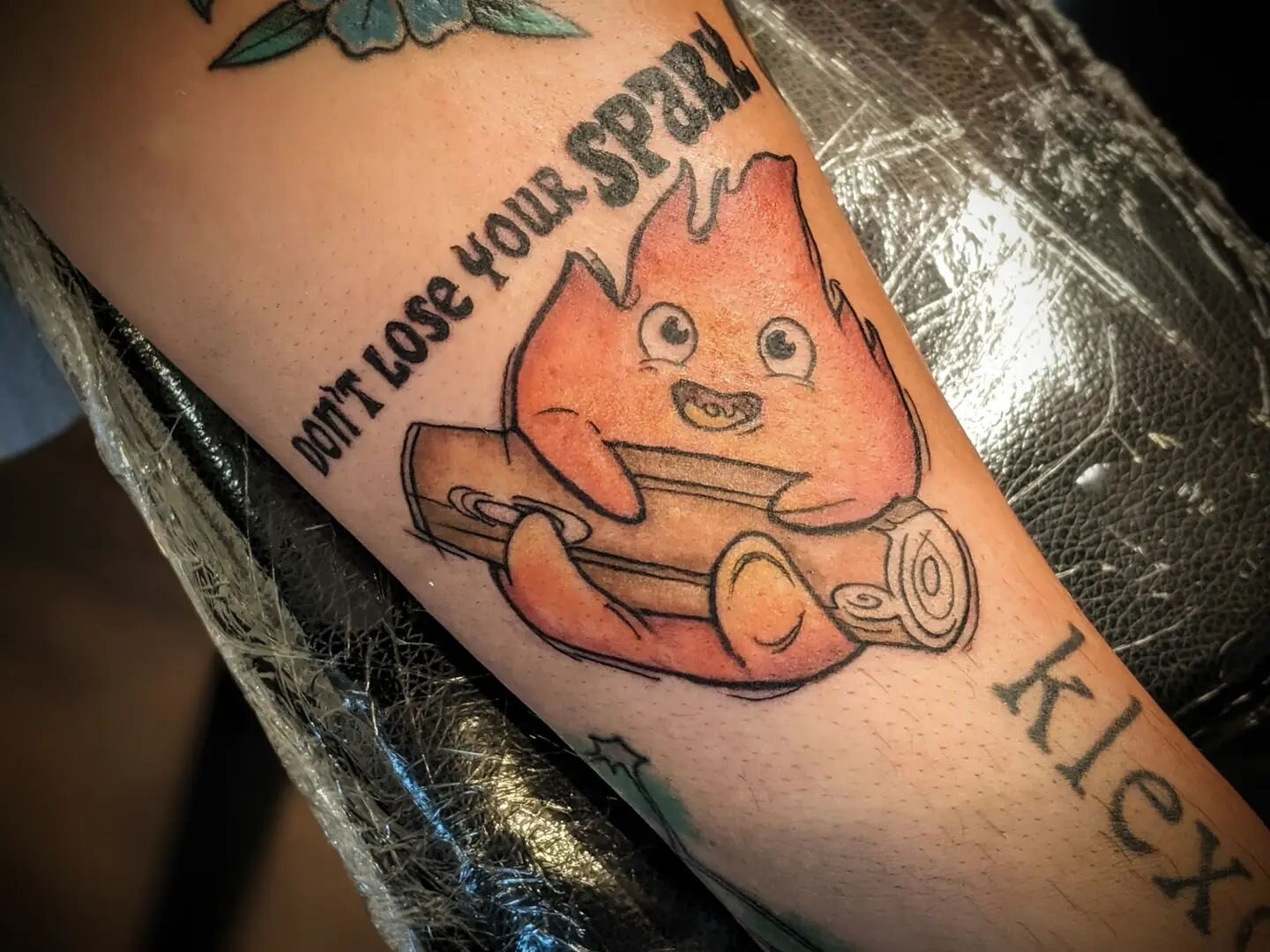 DON'T LOSE YOUR SPARK 🔥❤️

Booking now with Sept availability:)

#calcifer #calcifertattoo #calcifer🔥 #howlsmovingcastle #howlsmovingcastletattoo #howlsmovingcastlefanart #colortattoo #tattoos #tattooinspiration #vermonttattooartist #vttattoo #verm