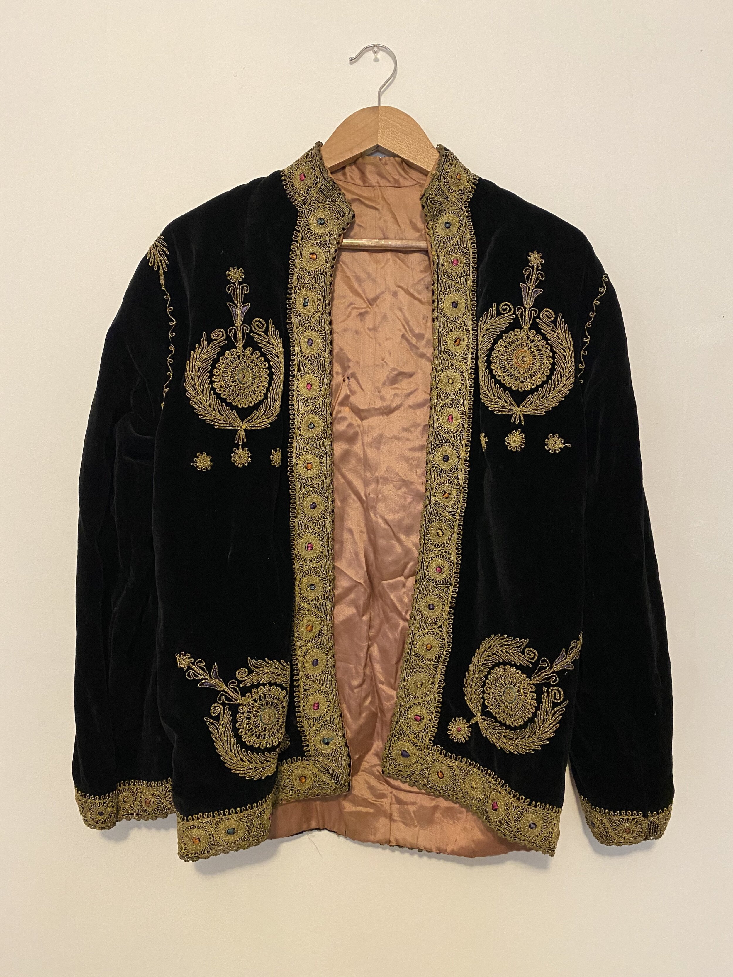 28. Embroidered velvet jacket / No Label / L - XL