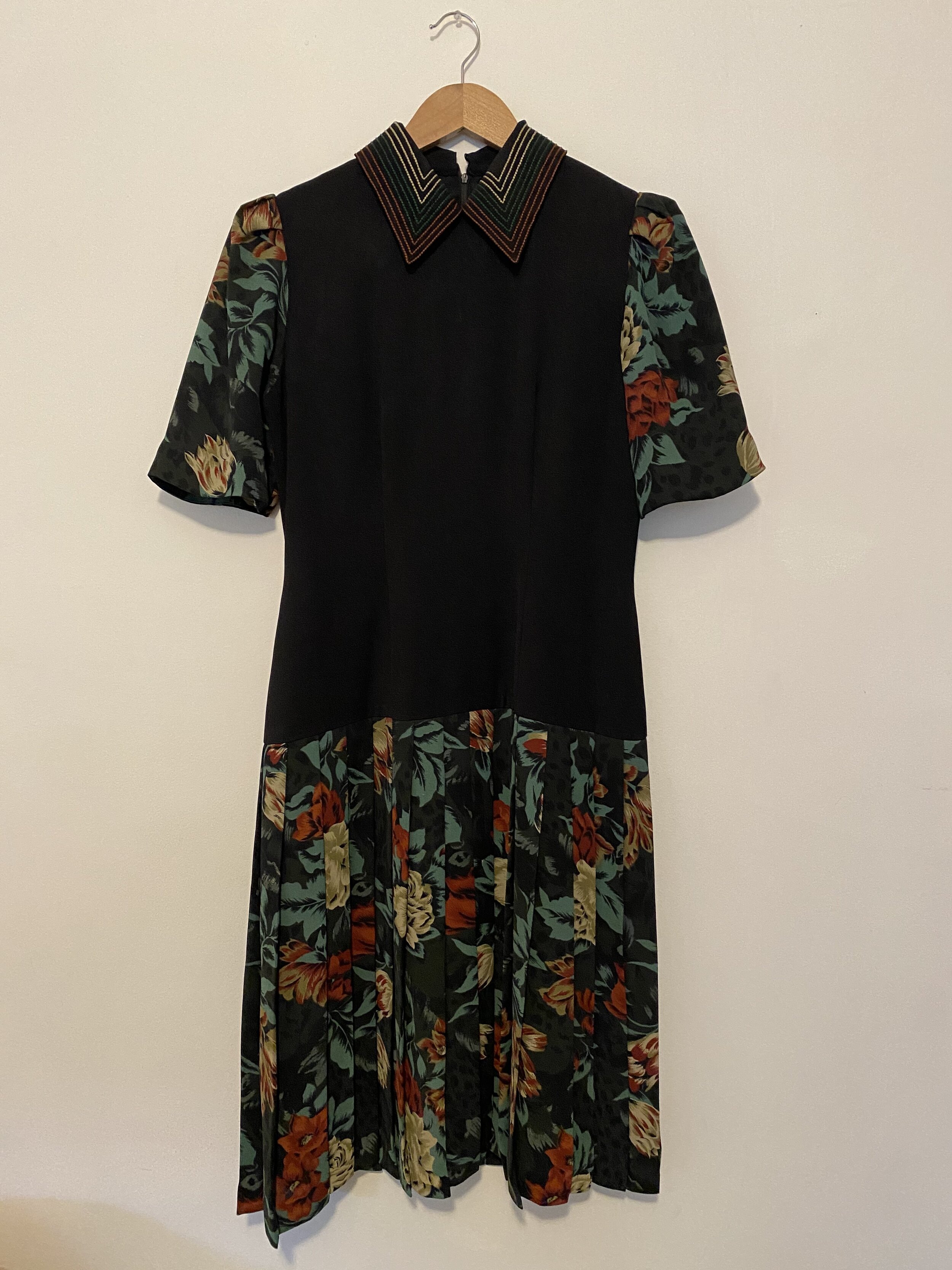 30. Silk & Embroidered Dress / No Label / S-M