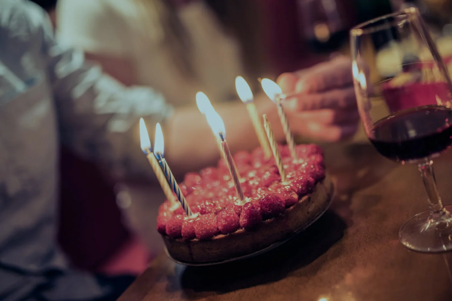 felicita automáticamente a tus clientes en sus cumpleaños. invítalos a celebrarlo en tu local con una oferta o regalo personalizados.