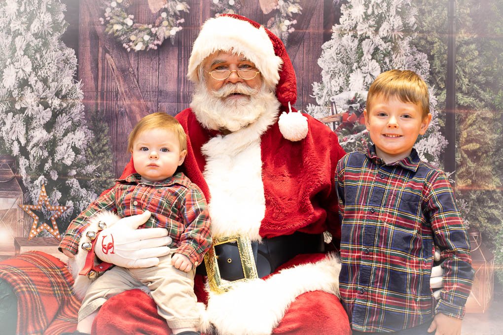 PicsWithSanta2025-12.jpg