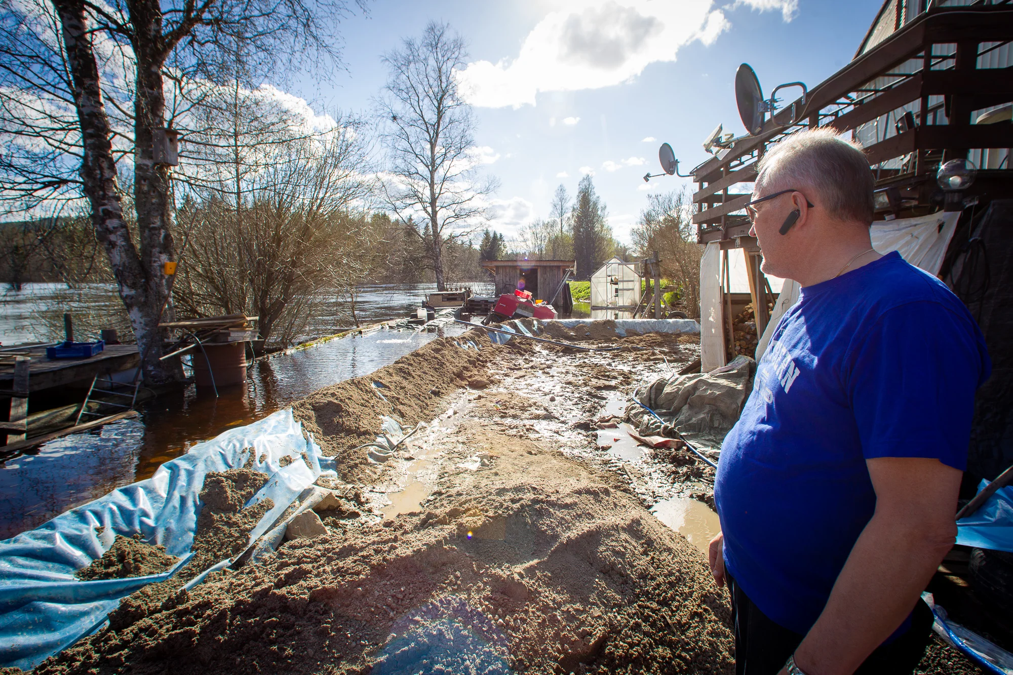Håkan Forslin had prepared for the spring flood by building four-feet walls . It did not prove enough.