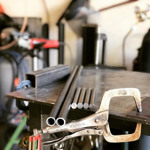 A little hinge work. Only thing I don’t do is forge the steel myself. 👊🏻 #texasbbq #barbecue #txbbq #elcucarachosmokers #bbq #texas #offsetsmoker #stickburner #ftworthtx #saginawtx #dallastx #dfw #dfwbbq #pitbuilder #texasmade #builtintexas #qualitycraftsmanship #pit #smoker #500 #5hunnit #dfwpitbuilder #texasbarbecue #centraltexasbbq #builtelcucarachotough