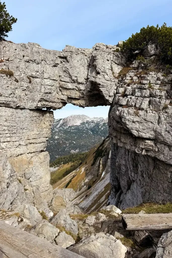 Loserfenster-Salzkammergut-Oesterreich-683x1024.webp