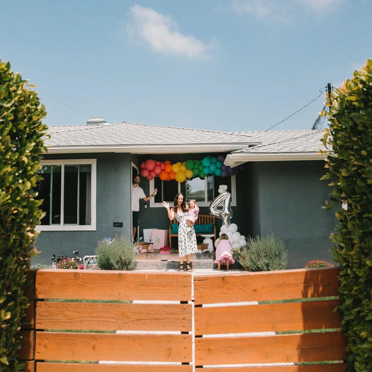 a lil porch party 🎉 on the blog!  Happy 4th Evalyn! Excited to get back to shooting after my month long cross country drivin adventure 🌿 this is sure to be a year full of incredibly unique celebrations, looking forward to capturing them safety from