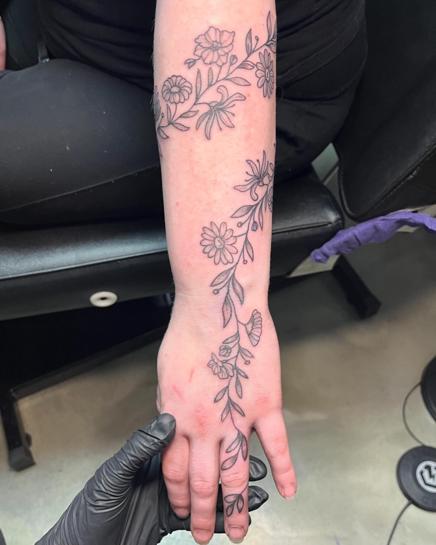 Pretty floral wrap that I loved tattooing 🌸
Booking April-May 📖
-
-
-
##tattoo #blackandgrey #blackandgreytattoo #flowers #flowertattoo #floraltattoo #tattooflowers #nature #spring #buffalotattooartist #tattooart #tattooartist #buffalove #buffalota