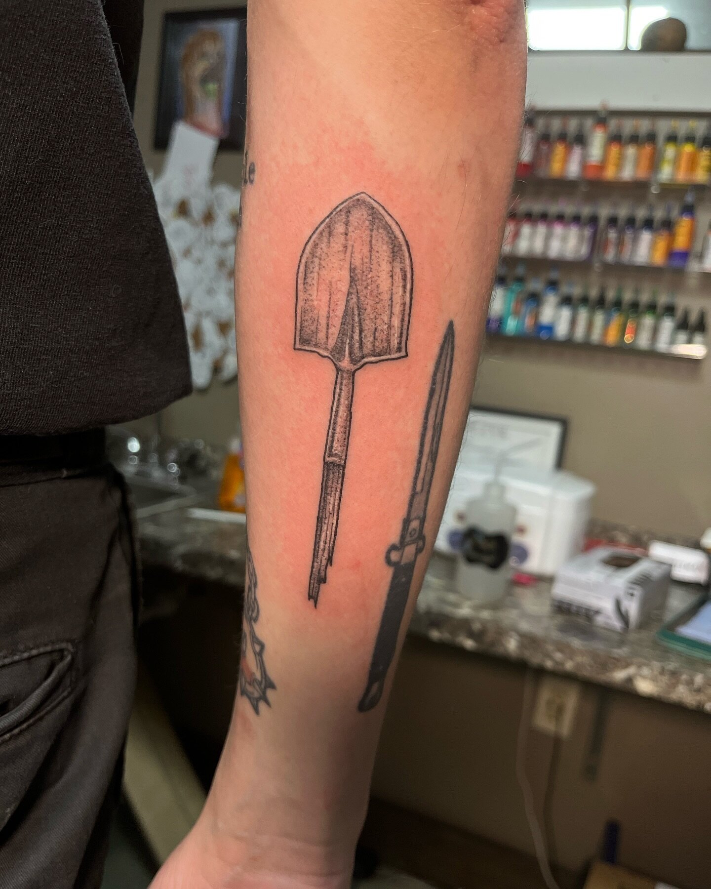 Broken shovel for Kyle ☠️
Booking for April-May 📖
-
-
-
#blackandgrey #shovel #tattoo #flashtattoos #blackandgreytattoo #nowbooking #artist #buffalony #buffalotattooshop #silentplanet #musiclove #buffalotattooartist #illustrative #716 #wny #nytattoo