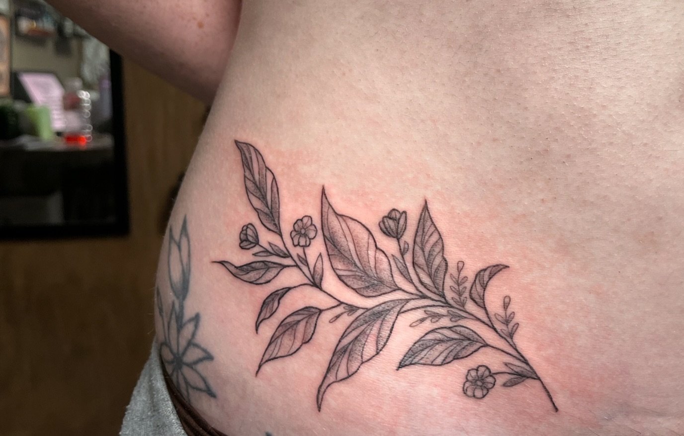 Asymmetrical hip vines from the summer 🌿 
Always down for black and gray leaves and floral work. Link to book in my bio, booking 2025🥹
-
-
-
#buffalo #buffalony #tattooartist #buffalotattoo #flowers #blackandgrey #tattooart #tattoolove #elmwoodvill