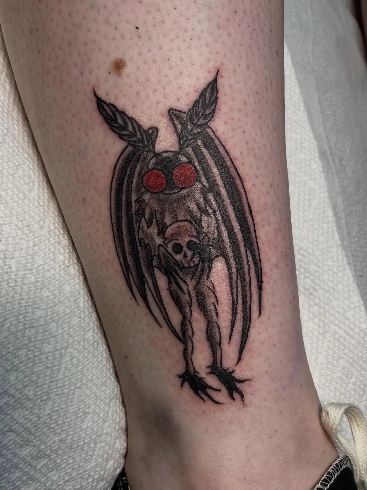 🌙 Mothman and Nessie from my Cryptids flash. Still a few left I would love to tattoo. ☺️
Link to book in my bio ✨
-
-
-
#mothman #traditionaltattoo #tattooart #cryptids #lochnessmonster #lochness #mothmantattoo #tattooartist #buffalove #buffalony #b