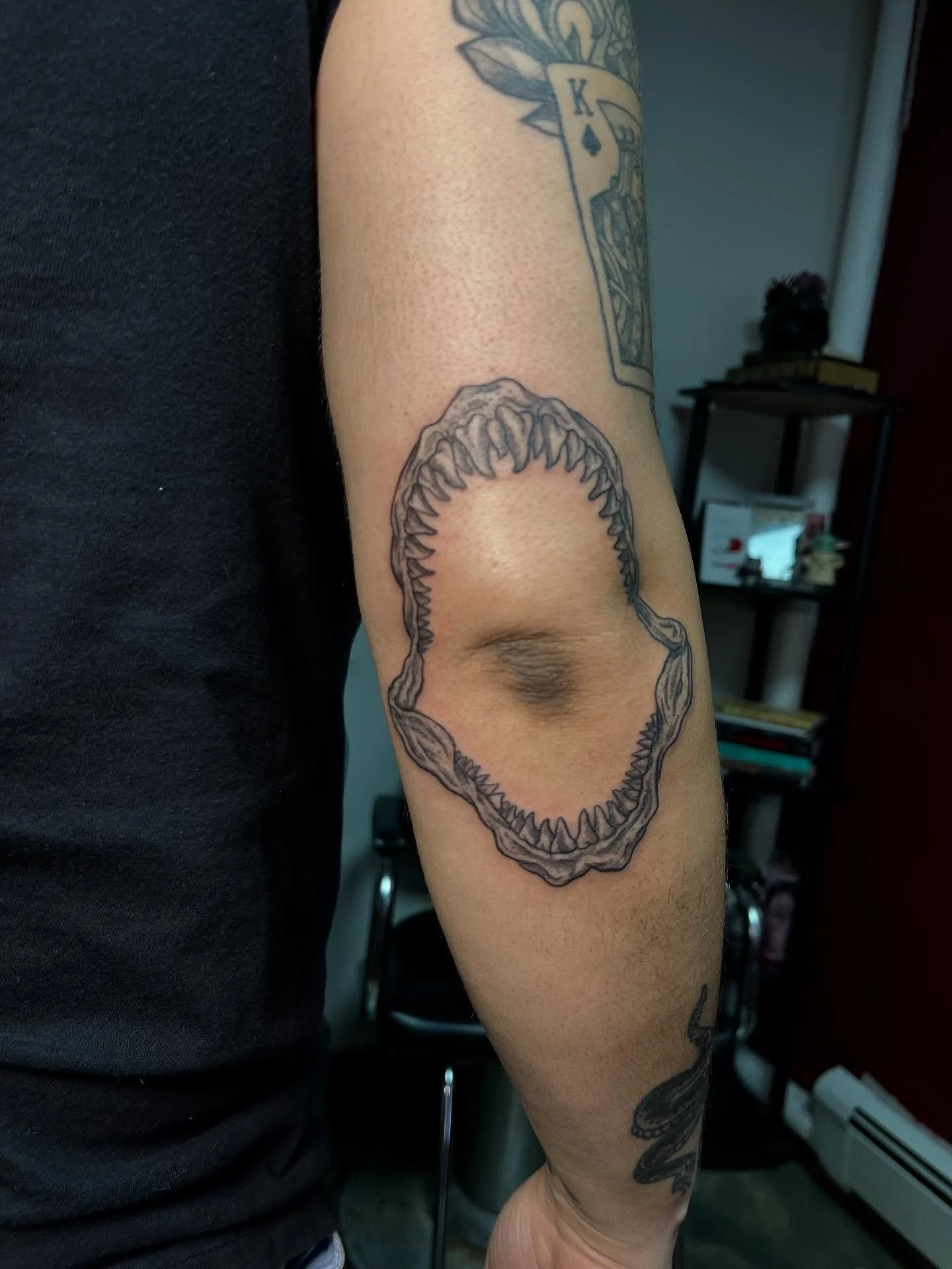 🦈🦈🦈
Shark jaw from my flash designs in a very tough and cool spot. 
Link to book in my bio 📖
-
-
-
#blackandgrey #sharksjaw #sharktattoo #shark #sharkweek #buffalotattoo #buffalotattooartist #buffalove #tattooartist #buffalony #buffalotattooshop 