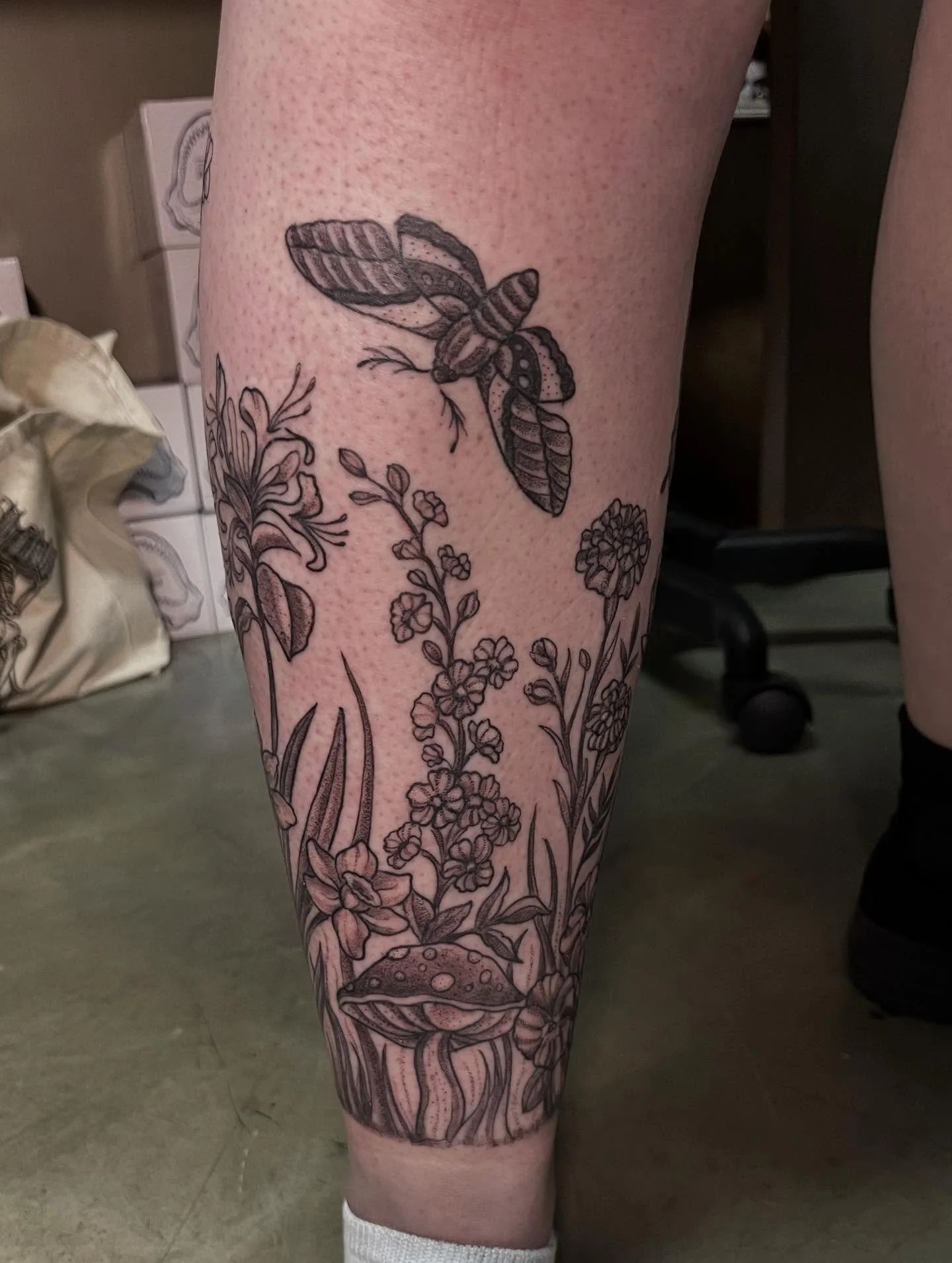 Wraparound flower garden 💐
Booking the rest of 2025, link in my bio. 
-
-
-
#blackandgreytattoo #floral #tattooart #tattooartist #blackandgrey #buffalo #buffalony #elmwoodvillage #716 #nytattooartist #buffalotattooartist