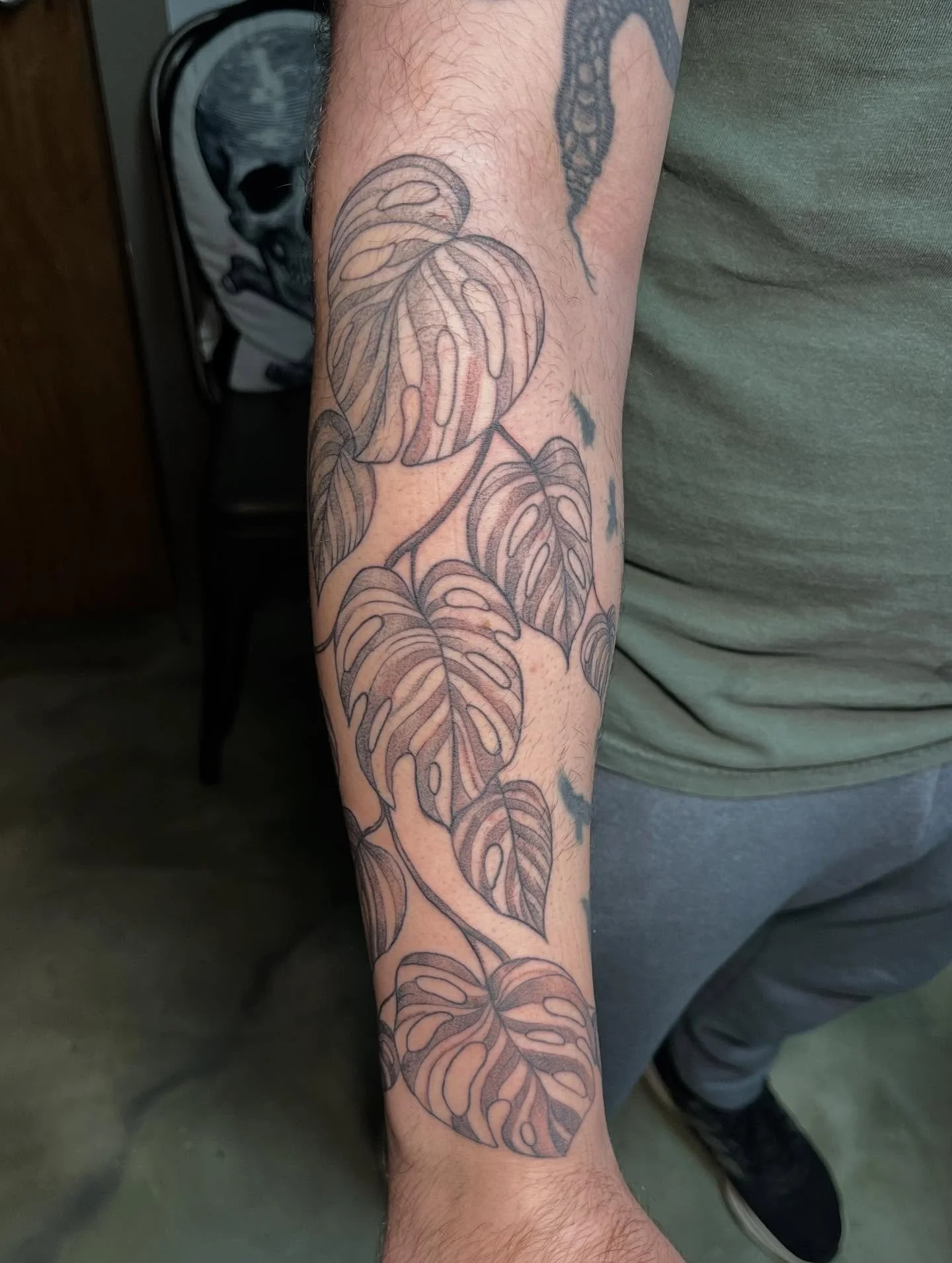 Monstera leafs we finished up last month 🌿
Link to book in my bio 📖
-
-
-
#plants #monstera #planttattoo #nature #naturetattoo #tattooartist #716 #buffalotattooartist #buffalove #nytattooartist #booksopen #tattooideas #blackandgreytattoo