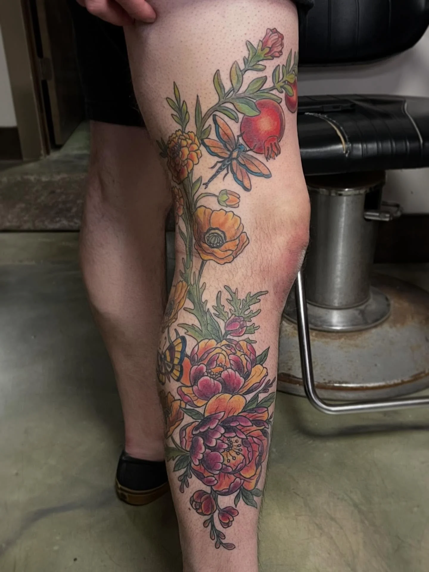 Wrapped this up the other day! ✨most of it is healed, top thigh shading is fresh. We will be doing something similar but different on the other leg 😊 more like this!
Link to book in my bio 📖
-
-
-
#tattoos #buffalotattooartist #buffalotattooshop #f