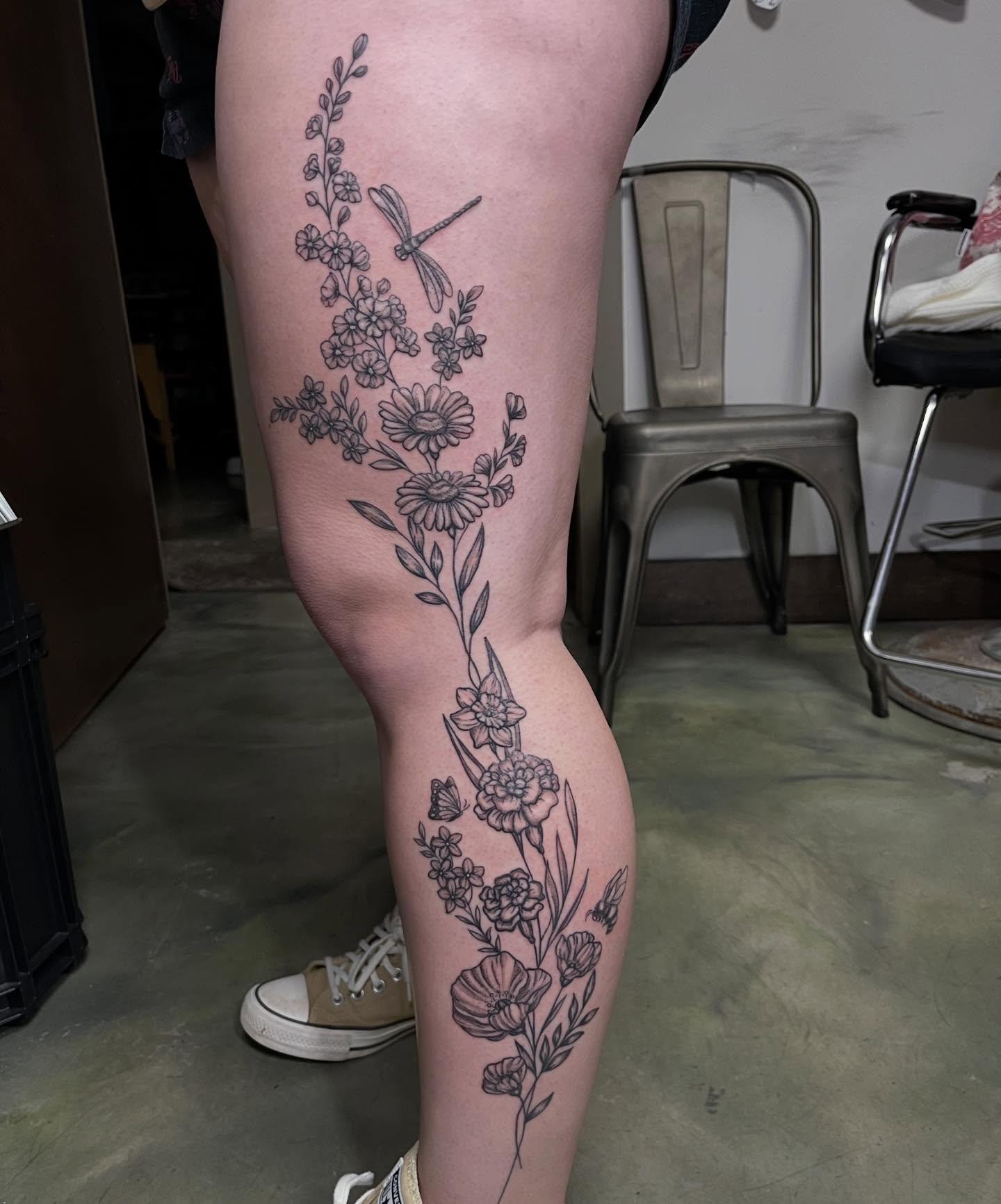 Really been digging all the larger scale floral pieces coming my way! Would love to book more like this next year 🌸
-
-
-
#buffalony #buffalotattooartist #blackandgreytattoo #tattooart #flowers #tattooart #buffalove #nytattooartist #tattoodesign #ny