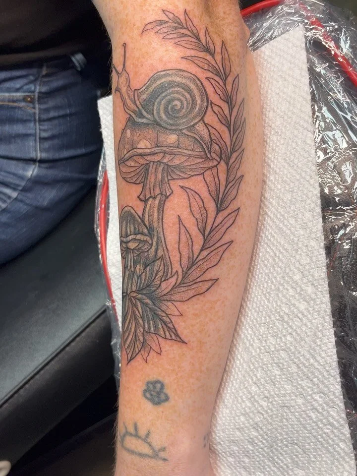 Covered up some stick and pokes last September with a cutie snail and mushrooms! 🍄 🐌 
(I am officially very behind posting tattoos lol 😂)
Books are always open, link on my bio to book. 📖 
-
-
-
#naturetattoo #tattooartist #nature #snail #tattooed