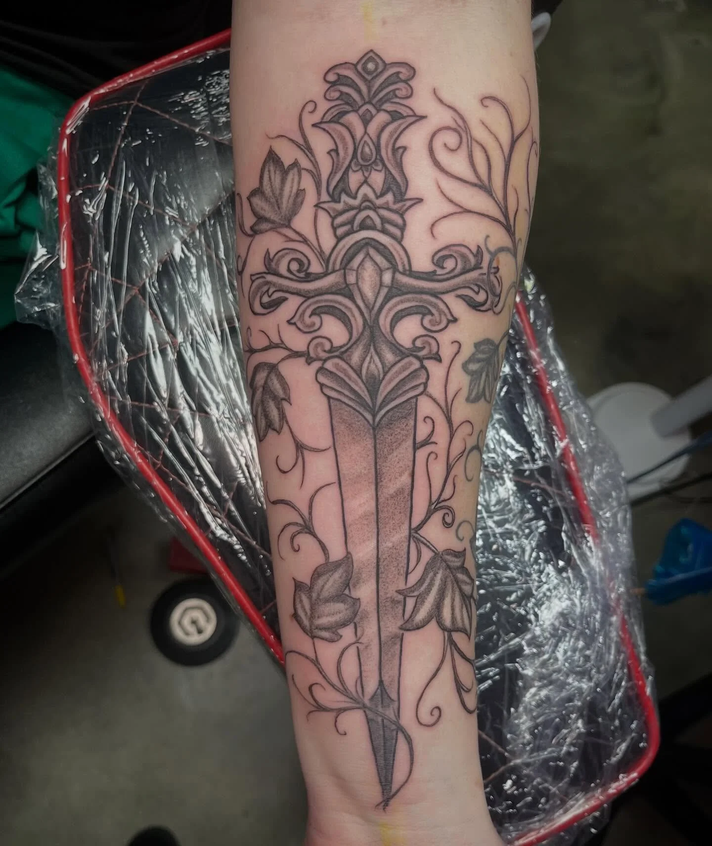 🗡️ 🗡️🗡️
Added a cool dagger and more vines 🍃
Booking for May &amp; June. ☀️
