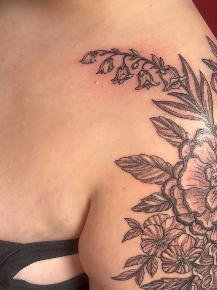 Always love when I get to tattoo flowers 💐 
Booking May &amp; June ☀️