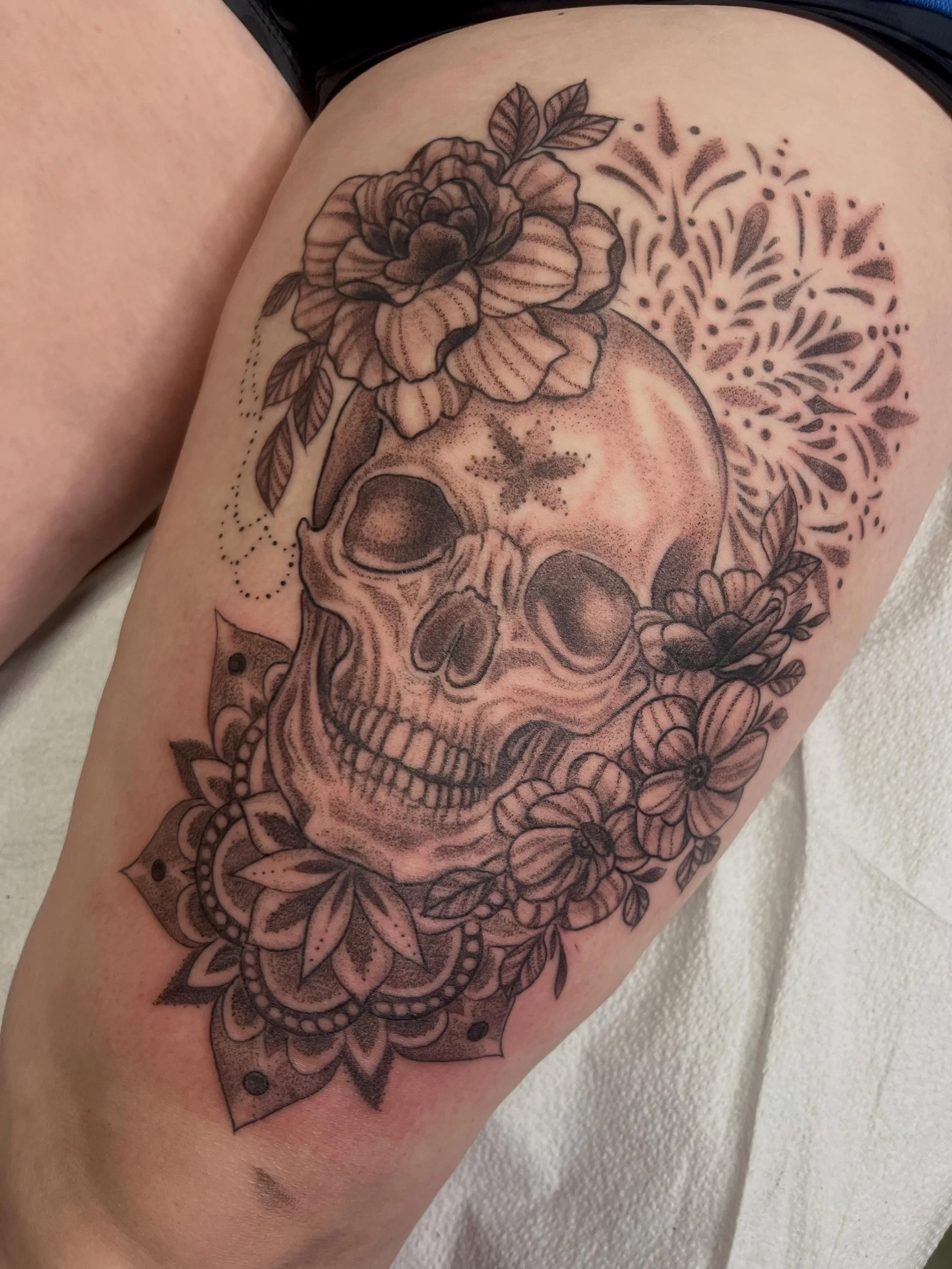 A really fun start to a soon to be leg sleeve! You can never go wrong with skulls, flowers and mandalas 💀 💖 I have a few appointments in June open, and booking July-August. ☀️ Booking link in my bio 
-
-
-
#mandala #skulltattoo #buffalony #elmwoodv