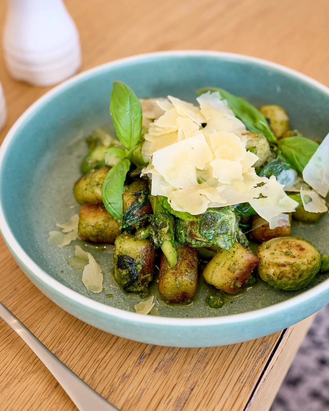 Spinach and basil pesto, asparagus, peas, Brussels sprouts, fresh basil and parmesan. Oh, and don&rsquo;t forget the main event &ndash; gnocchi! A lunchtime fave, dig into our Pan Fried Gnocchi. You&rsquo;re in for a really good time. 👌🏽