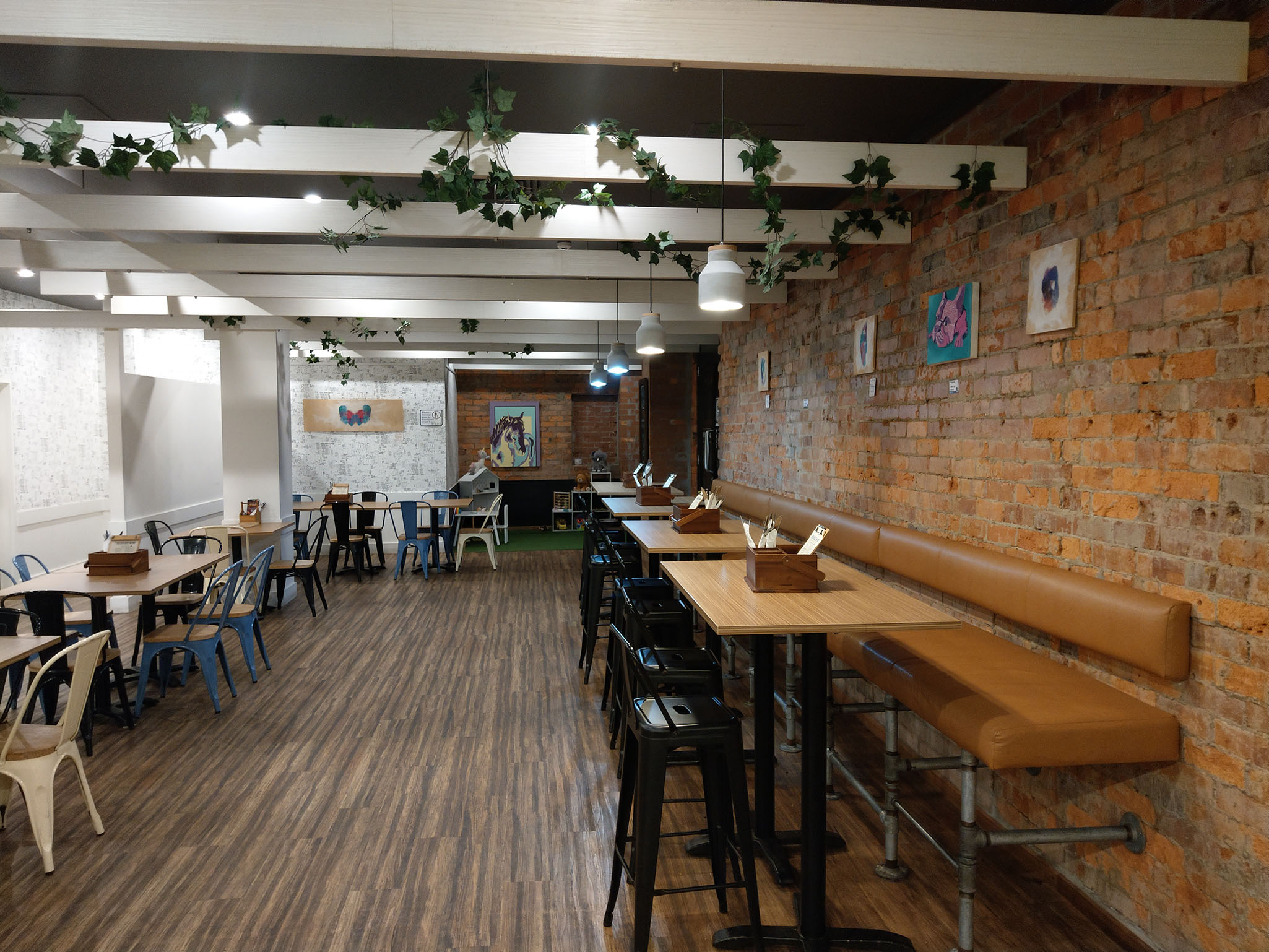 Dining 1.jpg