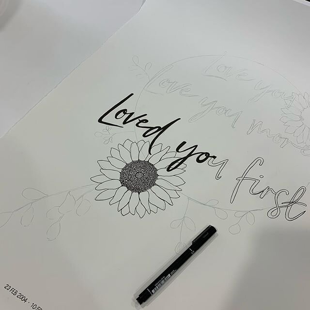 Custom artwork for a special lady 🖤🖤🖤
... If you&rsquo;re after a special custom piece send me an email through www.lolaandgypsy.com ...
#handrawn #lolaandgypsy #lolaandgypsycreative #penandink #sunflowers #bee #specialbirthday #happy16thbirthday