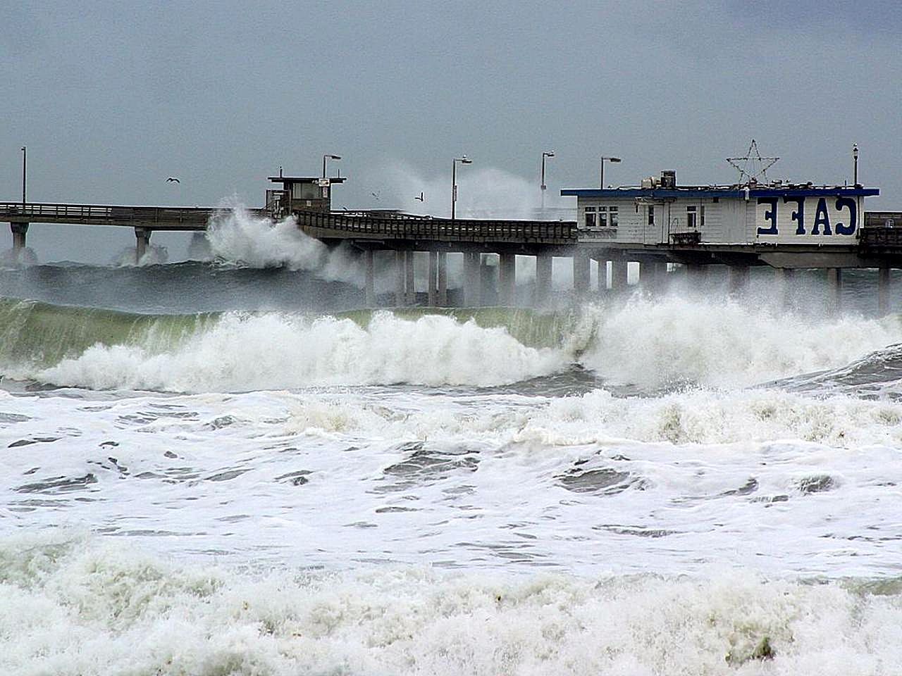 El_nino_waves_piers_ocean_seagulls_cafes.jpg