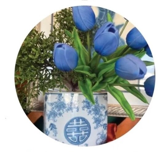 💥TESTIMONIAL💥

There&rsquo;s something special about print that keeps working long after the pages are turned. 

Latitudes Furniture shared with us today that another customer came in looking for the featured blue vase they saw in the Stages Missis