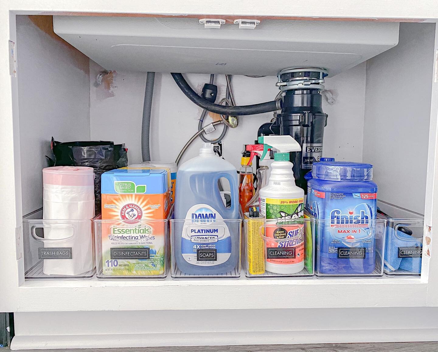 Under the kitchen sink organization! 
⠀⠀⠀⠀⠀⠀⠀⠀⠀
When organizing under your kitchen sink, it's important to make note of what products you use frequently and actively reach for. ✨
⠀⠀⠀⠀⠀⠀⠀⠀⠀
This is prime real estate in any kitchen and more specialty c