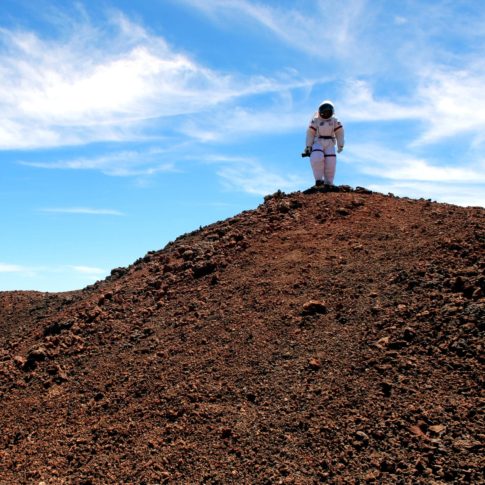 sian-proctor-heading-down-the-hill---photo-by-simon-engler_9501300936_o.jpg