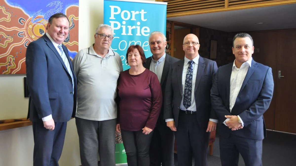 SOLAR: Mayor John Rohde, residents Gordon and Lorraine Williams, Alan Zubrinich, James Holyman and Glen Morelli.