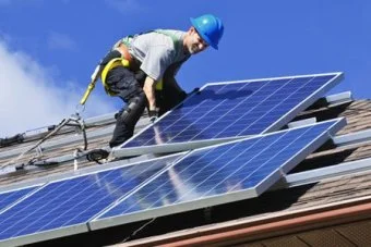 PHOTO: The panels are being installed on low-income households. (Supplied: Cool or Cosy)