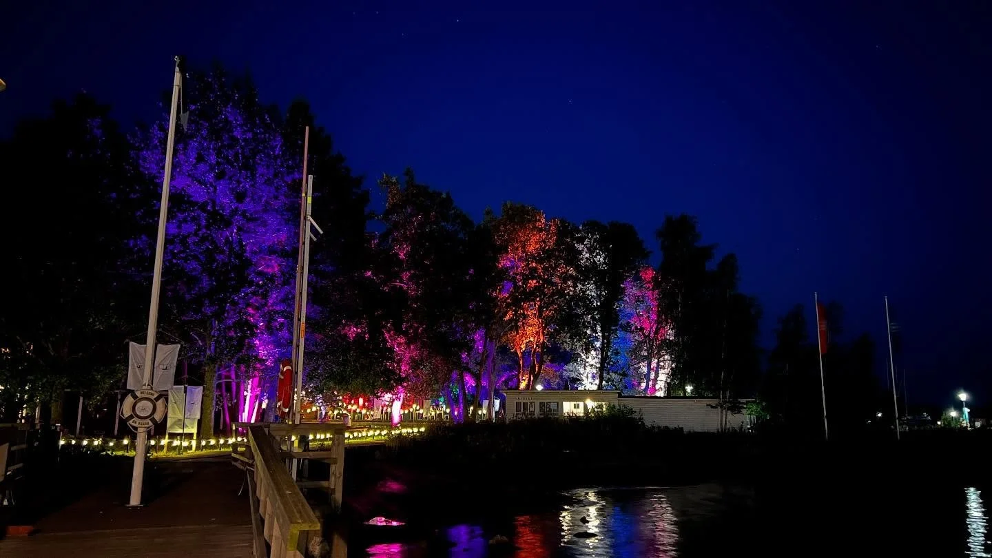 Unity The Island. Ekaa kertaa oltiin n&auml;iss&auml; Uunisaaren idyllisiss&auml; maisemissa elektronisen musan bileiss&auml; 2005, siit&auml; eteenp&auml;in kolmena vuonna per&auml;kk&auml;in ja 2007 mentiin @jansqukoo :n kanssa kihloihin tuossa ran