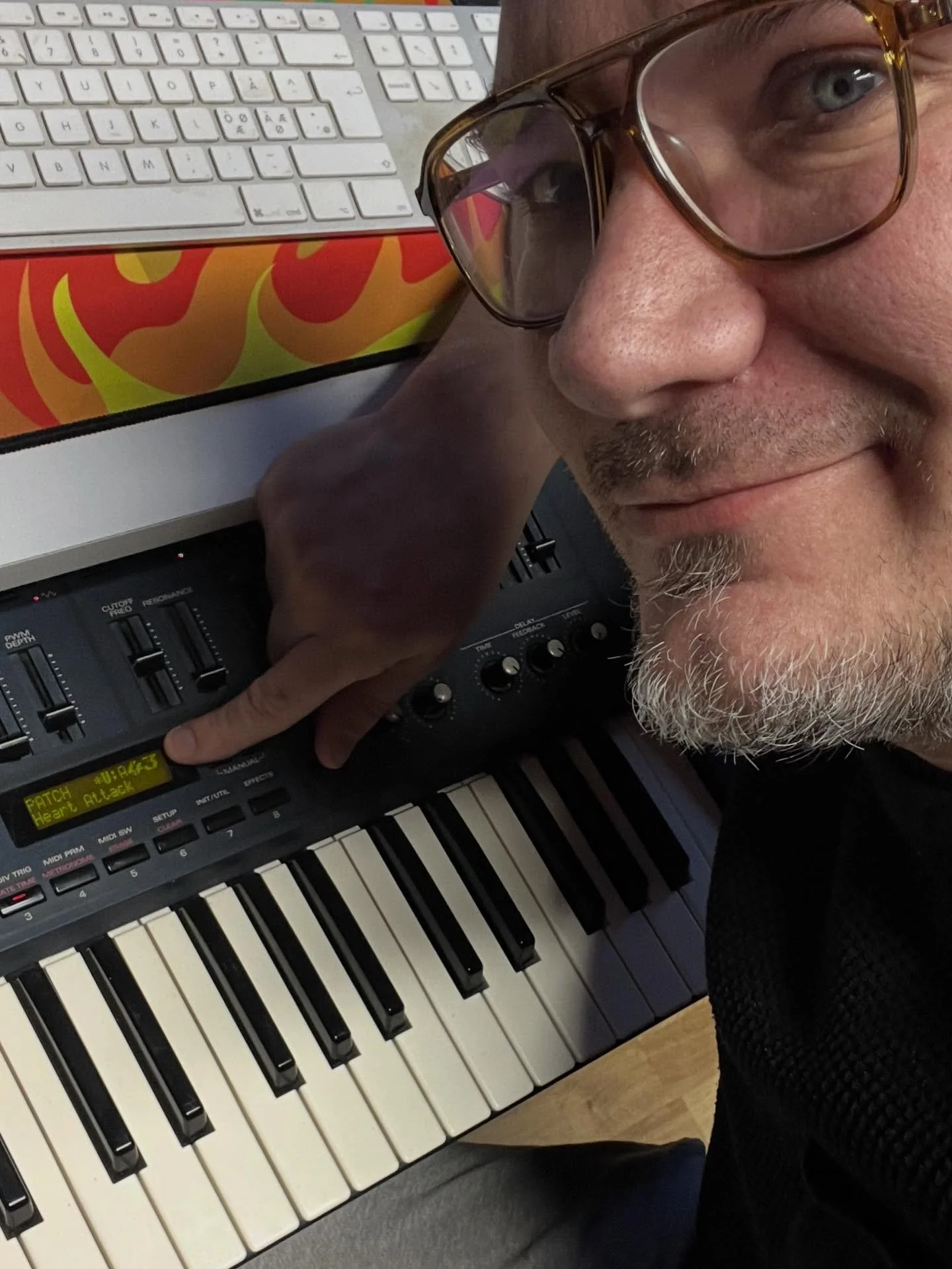 90&rsquo;s #eurodance -fanit tiet&auml;&auml; kyll&auml;, mink&auml; biisin liidisoundia hain &rdquo;Kuka Viereen J&auml;&auml;&rdquo; -riffiin. Tuossa viel&auml; viimeinen vinkki, nimesin tekem&auml;ni soundin kyseisen biisin esitt&auml;j&auml;n muk