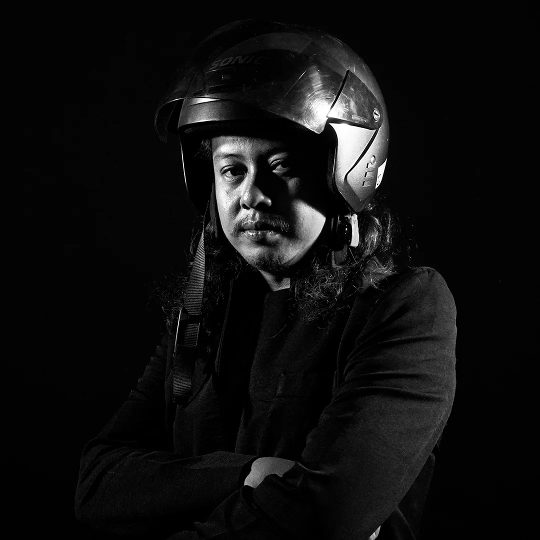 Hein Lwin LOGISTICS ASSISTANT heinlwin@turningtables.org Hein Lwin joined the Turning Tables Myanmar team in 2016. He is the bass guitarist of the Yangon based indie punk band, Side Effect, and has previously organised events in Yangon's undeground music scene for three years.