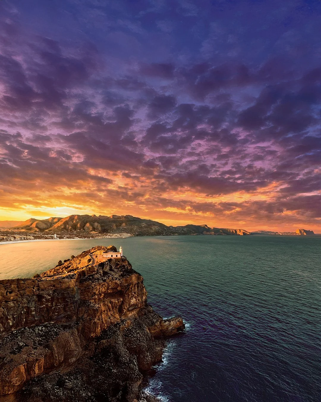 Esta imagen empez&oacute; con algo muy simple: una captura a&eacute;rea de Google Maps.
Solo era una referencia, una forma de encontrar el encuadre y el lugar.

A partir de ah&iacute; empez&oacute; el trabajo real.

Retoque y ajustes en Photoshop, me