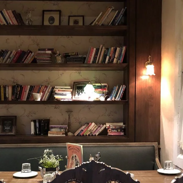 Home Library vibes at @thehomemadecafejuhu, designed by @we_are_sk.id #thehomemadecafe #juhu #mumbai #cafe #skidrestaurants #weareskid #shwetakaushik #restaurantdesign #cafedesign #interiordesign #italian #villa #tavern #farmhouse #tuscany #olivegree