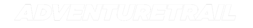 Logo von Adventure Trail in weiß auf schwarzem Hintergrund.