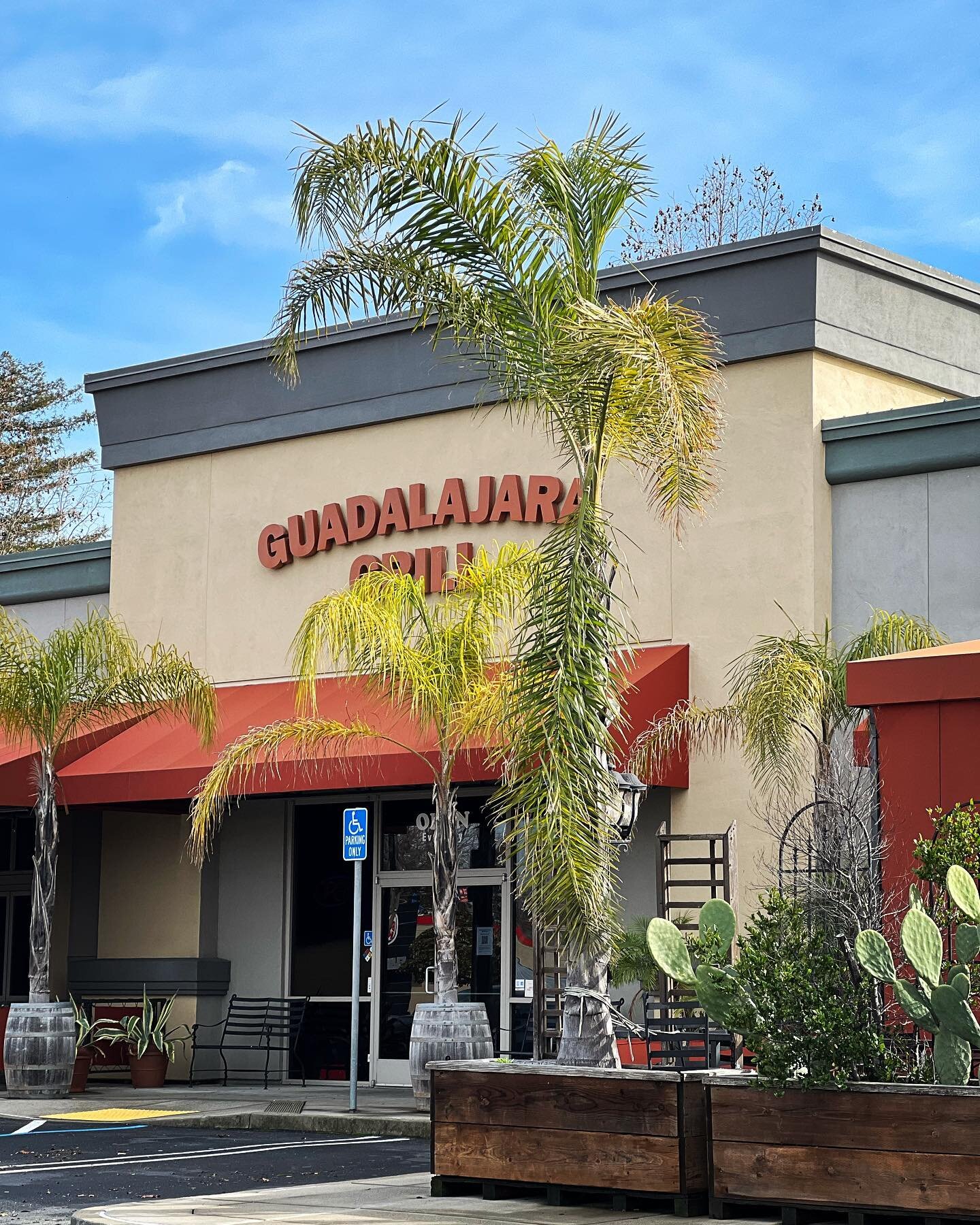 Finally a break in the weather! Sunny, clear skies today and a perfect day for a margarita ☀️🍹

#hotplatehotplate #guadgrill #visitconcordca #concordeats #mexicanfood #margarita #claycordca