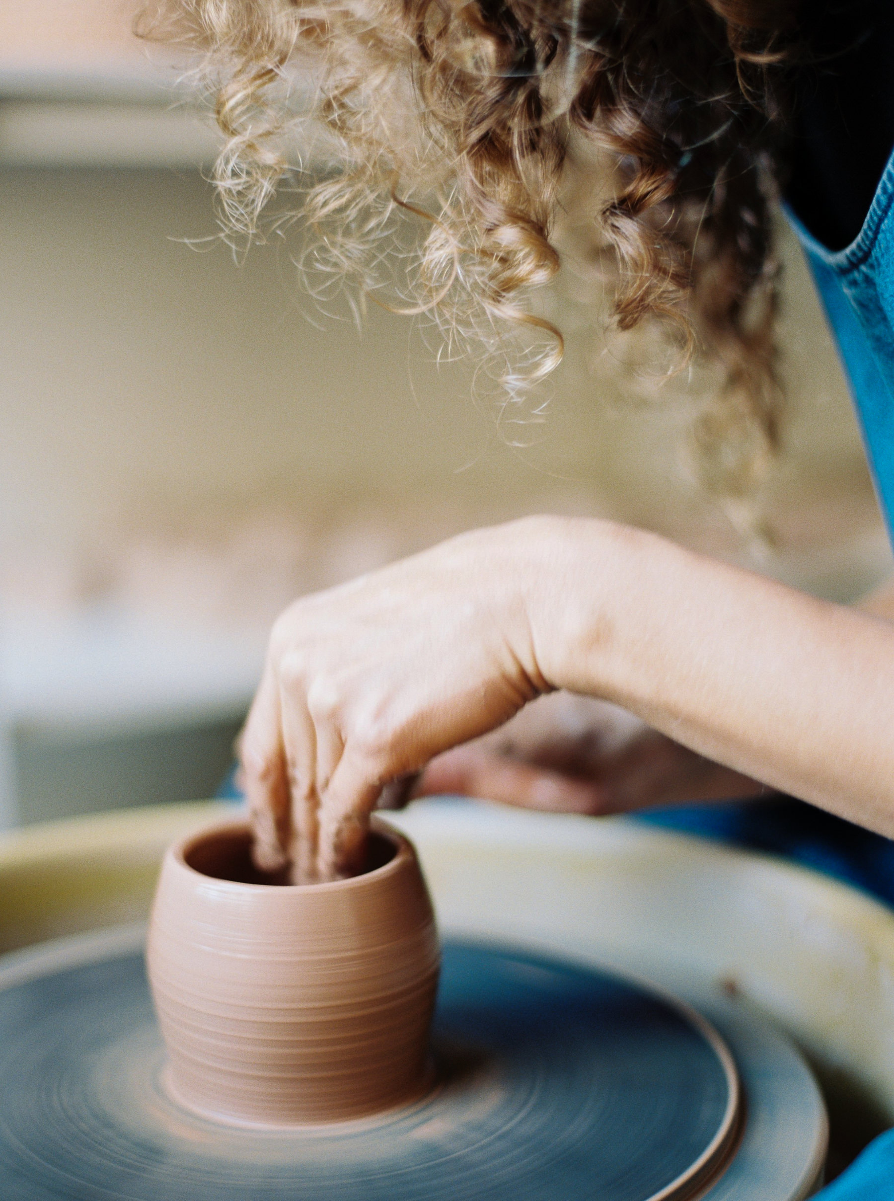 artistprofile-katherinemoes-pottery-annapeters-annapetersphoto-unearthing.tc-2.jpg