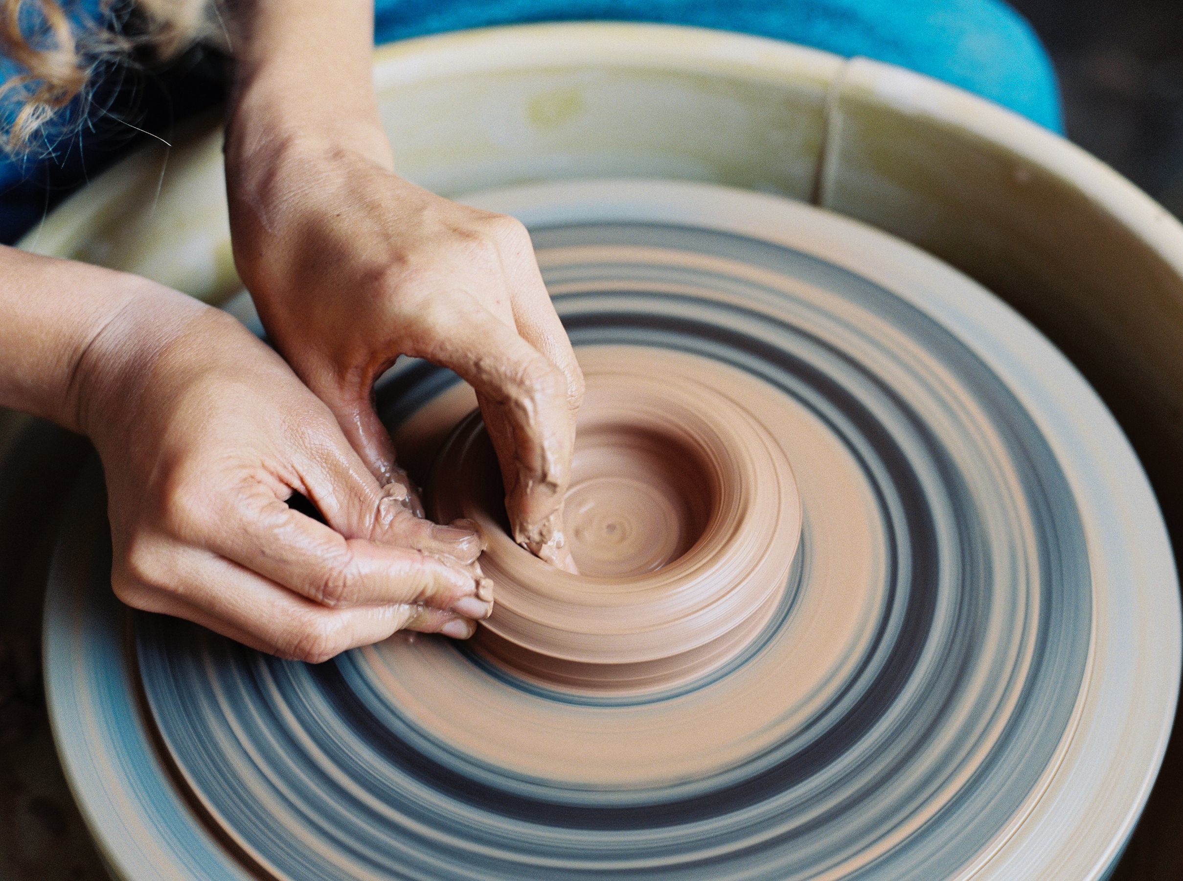 artistprofile-katherinemoes-pottery-annapeters-annapetersphoto-unearthing.tc-3.jpg